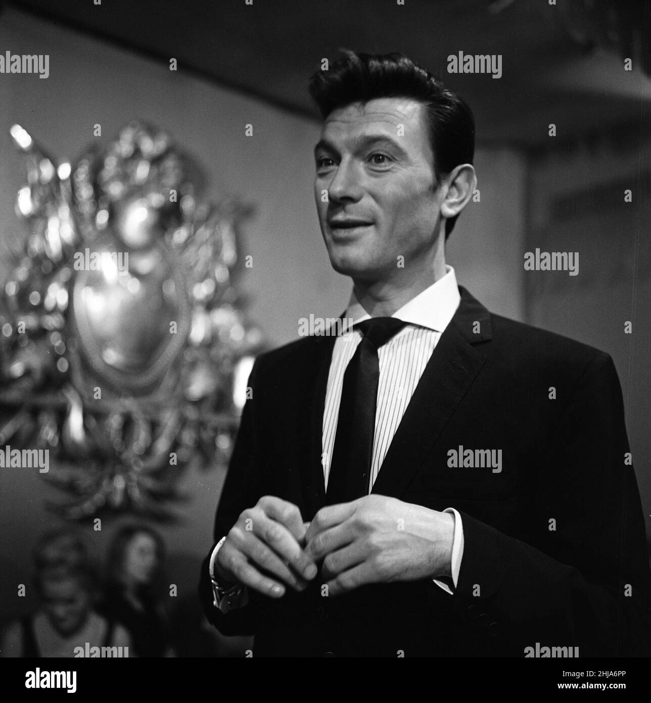 Laurence Harvey shooting nightclub scenes for his film 'Darling' at the Garrison Club, Hamilton Place, London. 13th November 1964. Stock Photo