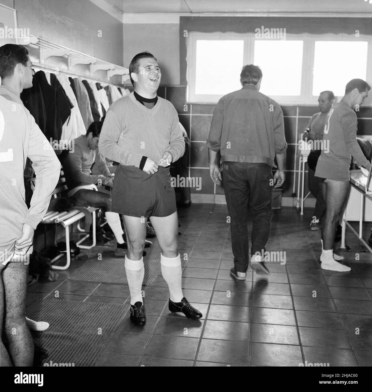 Behind the scenes at Real Madrid Football Club, Santiago Bernabeu Stadium, Madrid, Spain, 24th May 1964. Three days prior to European Cup Final v Inter Milan. Pictured, Ferenc Puskás in changing room, preparing for training session. Stock Photo