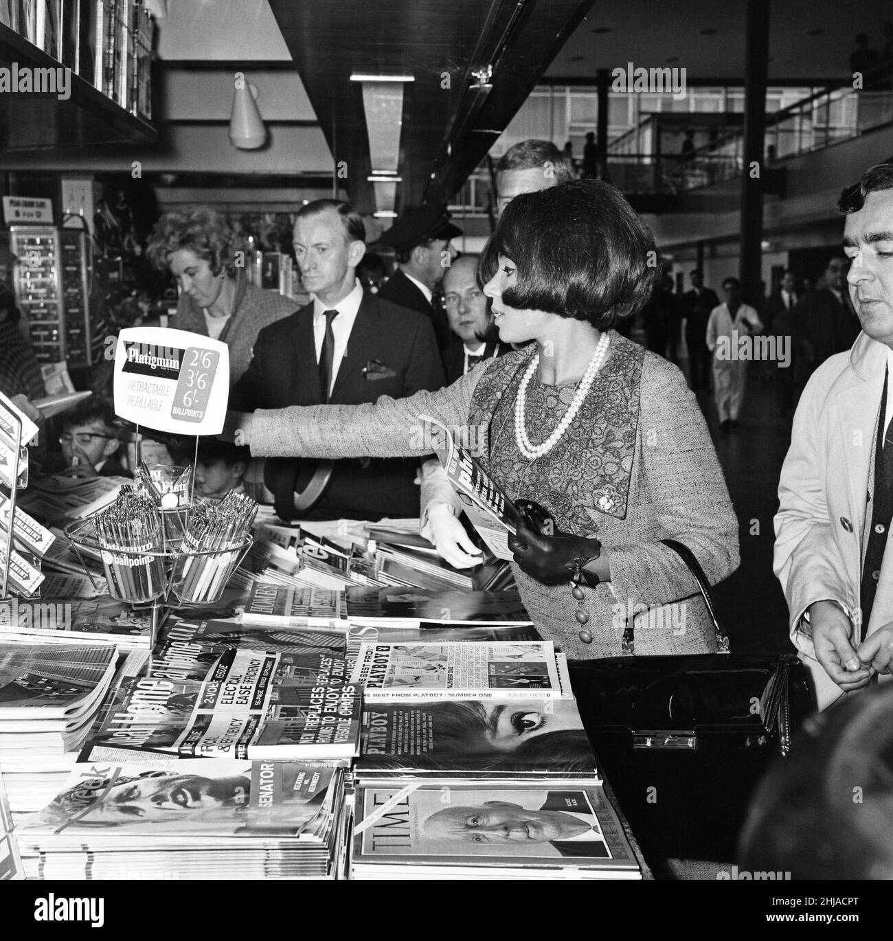 Singer Shirley Bassey flew to Beirut today for Cabaret appearances and denied that she would see actor Peter Finch in TelAviv during her sis days in the Middle East. 9th October 1964. Stock Photo