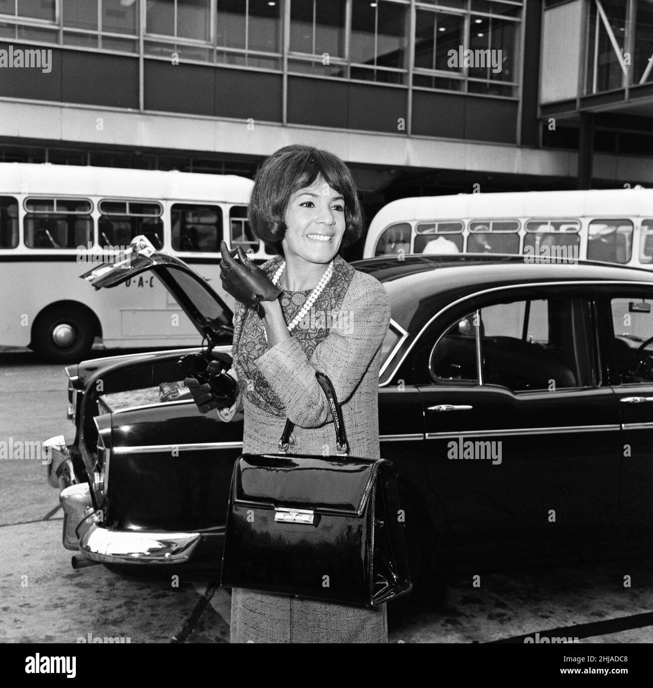 Singer Shirley Bassey flew to Beirut today for Cabaret appearances and denied that she would see actor Peter Finch in TelAviv during her sis days in the Middle East. 9th October 1964. Stock Photo