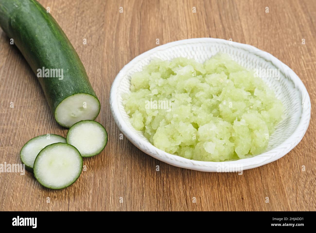 Organic cucumber pulp juice, squeezed from a slow juicer, can be used
