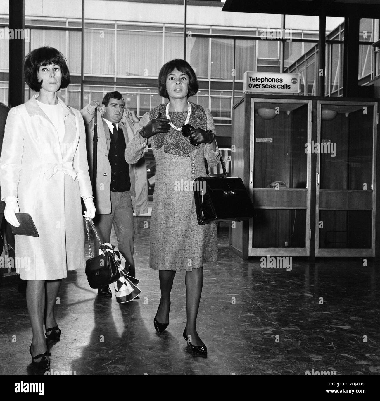 Singer Shirley Bassey flew to Beirut today for Cabaret appearances and denied that she would see actor Peter Finch in TelAviv during her sis days in the Middle East. 9th October 1964. Stock Photo