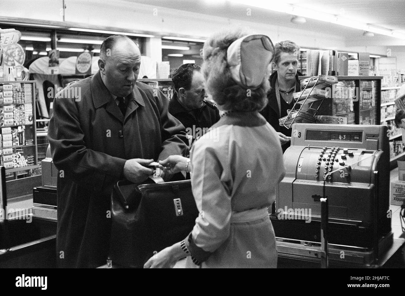 Shoppers, Fine Fare Supermarket, Wilton, London, 29th October 1963. Collect Green Shield Stamps at till after paying for goods. Green Shield Stamps is a British sales promotion scheme that rewards shoppers with stamps that could be redeemed, and used to buy gifts from a catalogue or from any affiliated retailer. Stock Photo