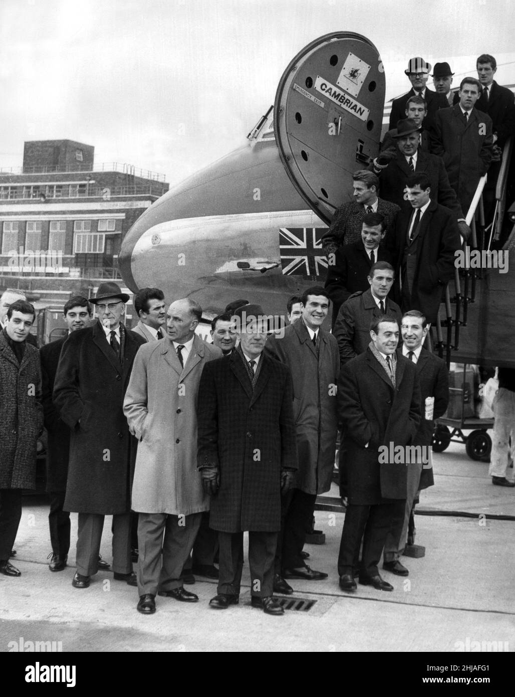 Liverpool players & directors board plan at Speke Airport London, on route to Belgium where they will face Anderlecht in the 2nd leg of their tie (16th Dec) December 1964. Liverpool won the 1st left 3-0. Final score 4-0 (agg)     Pictured Bill Shankly Ian St John Stock Photo