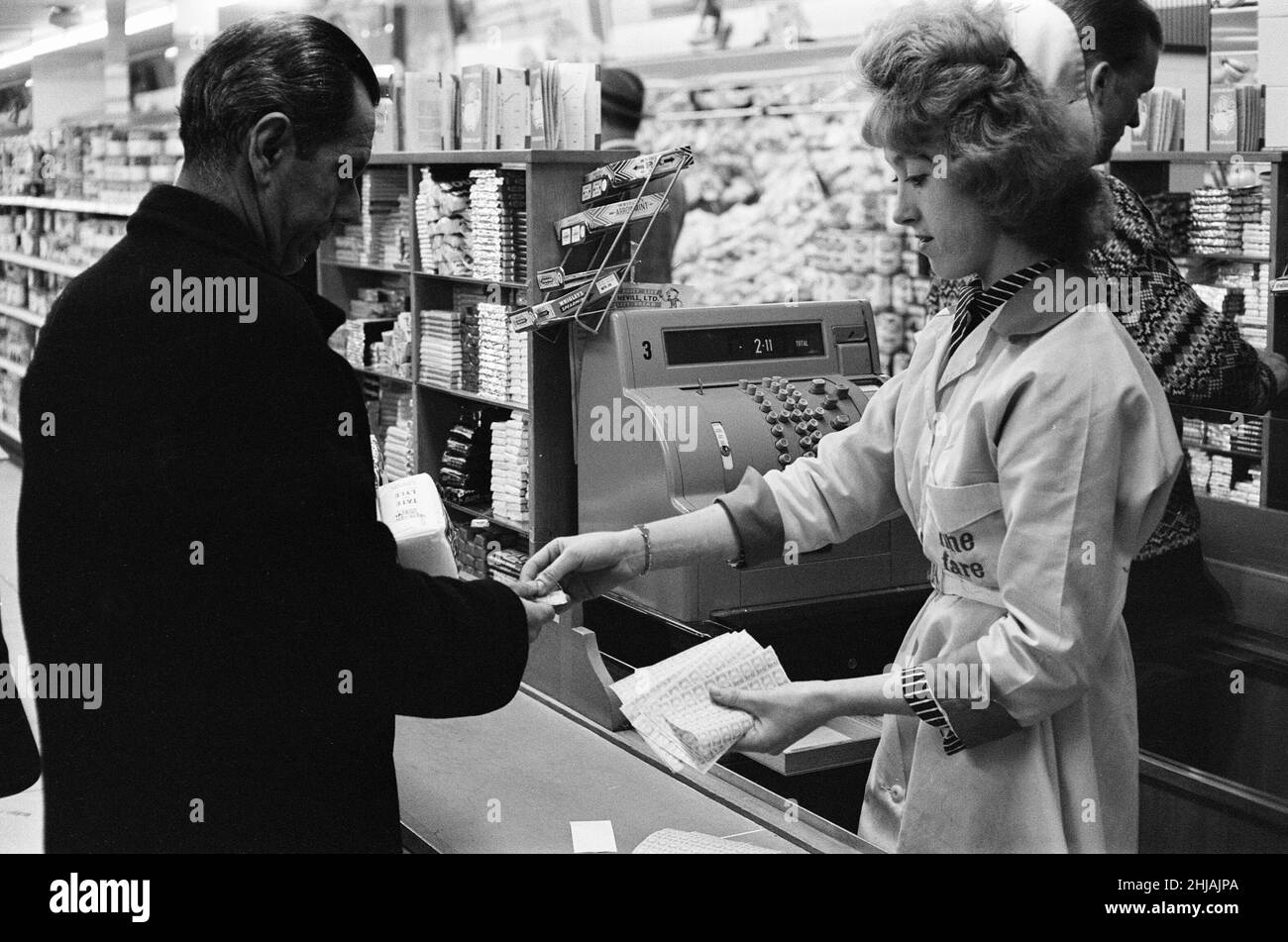 Shoppers, Fine Fare Supermarket, Wilton, London, 29th October 1963. Collect Green Shield Stamps at till after paying for goods. Green Shield Stamps is a British sales promotion scheme that rewards shoppers with stamps that could be redeemed, and used to buy gifts from a catalogue or from any affiliated retailer. Stock Photo