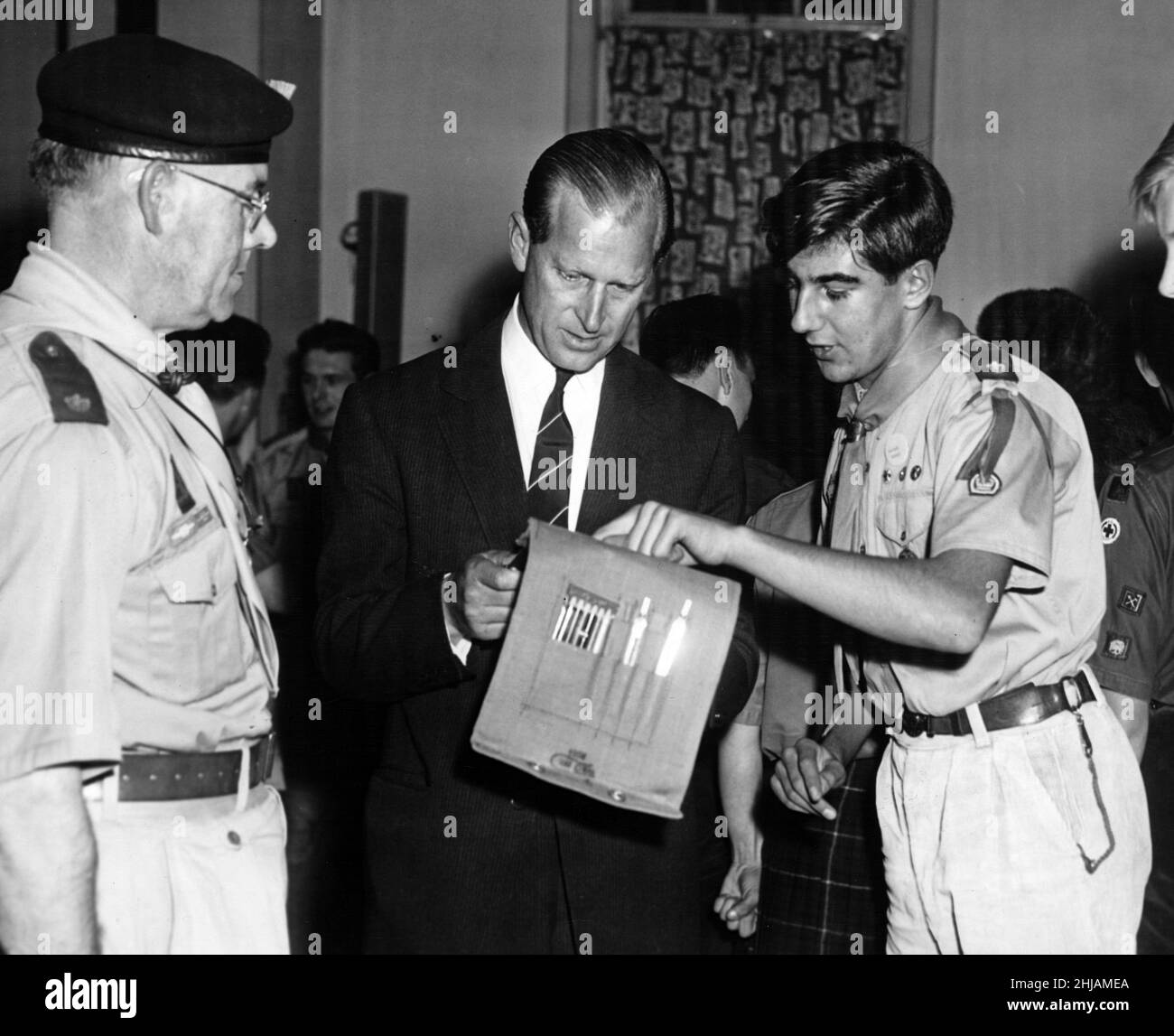 Andre Hobro aged 18, of 279 Birmingham Scout Group at Hall Green explains a map to the Duke of Edinburgh at Blucher Street. 24th October 1962. Stock Photo