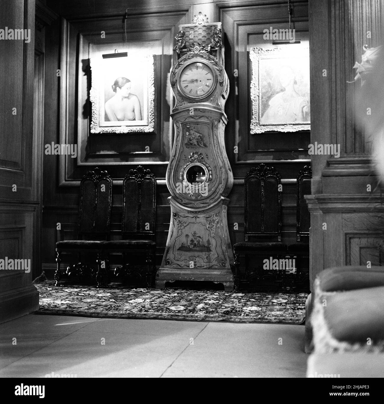 Grandfather Clock, Cliveden House, Taplow, Buckinghamshire, England, 5th July 1963. Home of Lord and Lady Astor. The house was donated to the National Trust in 1942, by Lord Astor's father, with an endowment of ¿250,000 and with the proviso that the family could continue to live in the house for as long as they wished. The Astors ceased to live at Cliveden in 1968, shortly after the Profumo Affair and Bill Astor's death. In 1961, John Profumo met Christine Keeler, at a house party at Cliveden. Stock Photo