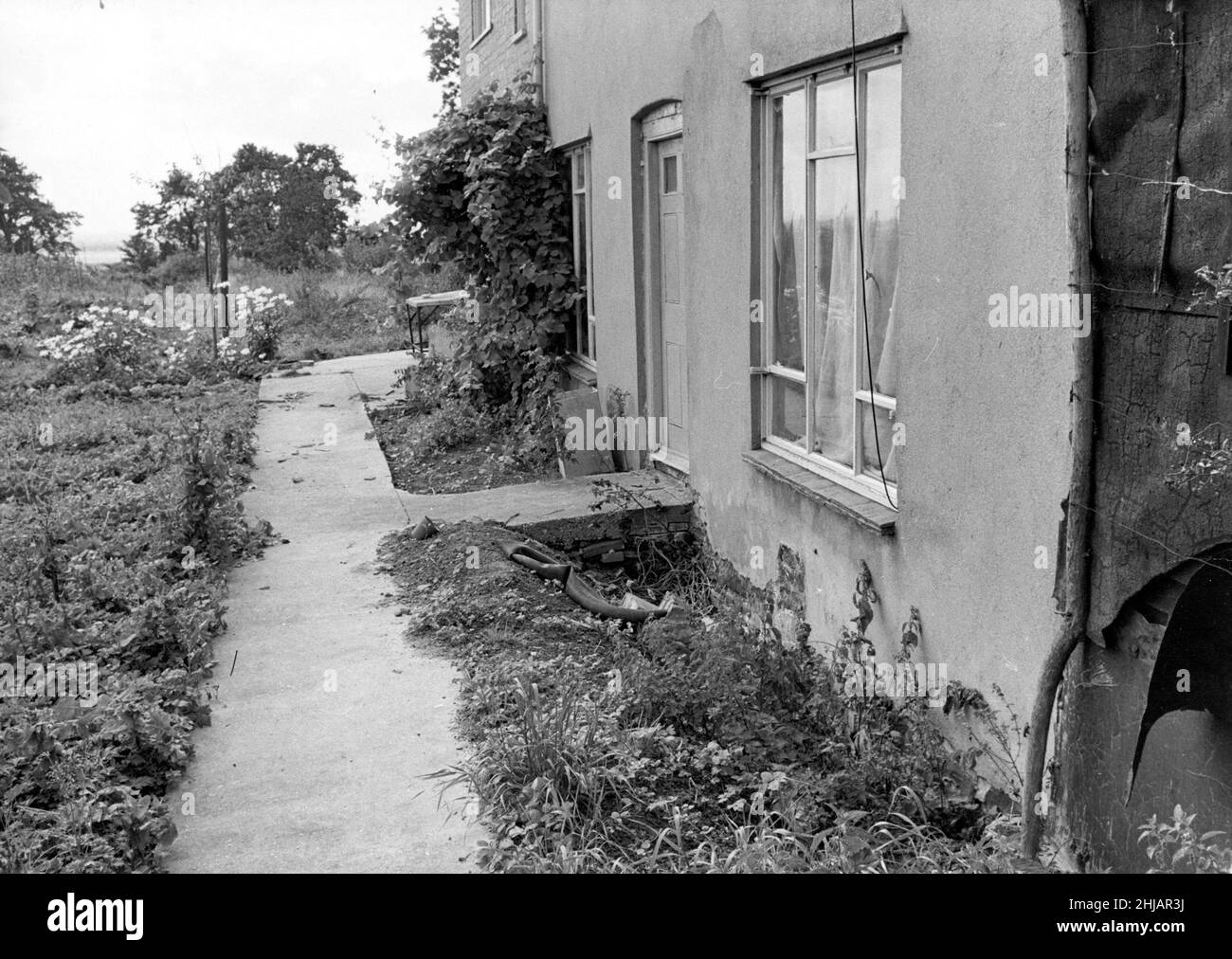 Leatherslade Farm at Oakley Buckinghamshire, where the Great Train Robbers hid. 26th August 1963. OPS The back of the farmhouse. Stock Photo