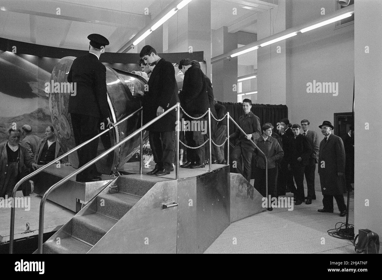 Members of the public patiently wait to take a look at Mercury spacecraft Friendship 7, pictured on arrival at the Science Museum, London, Monday 14th May 1962. The space capsule was piloted by astronaut John Glenn (20/02/1962), who performed three orbits of the Earth, making him the first US astronaut to orbit the Earth and the third US astronaut in space (behind 1st Alan B. Shepard and 2nd Lieutenant Colonel Virgil Ivan Gus Grissom). Stock Photo