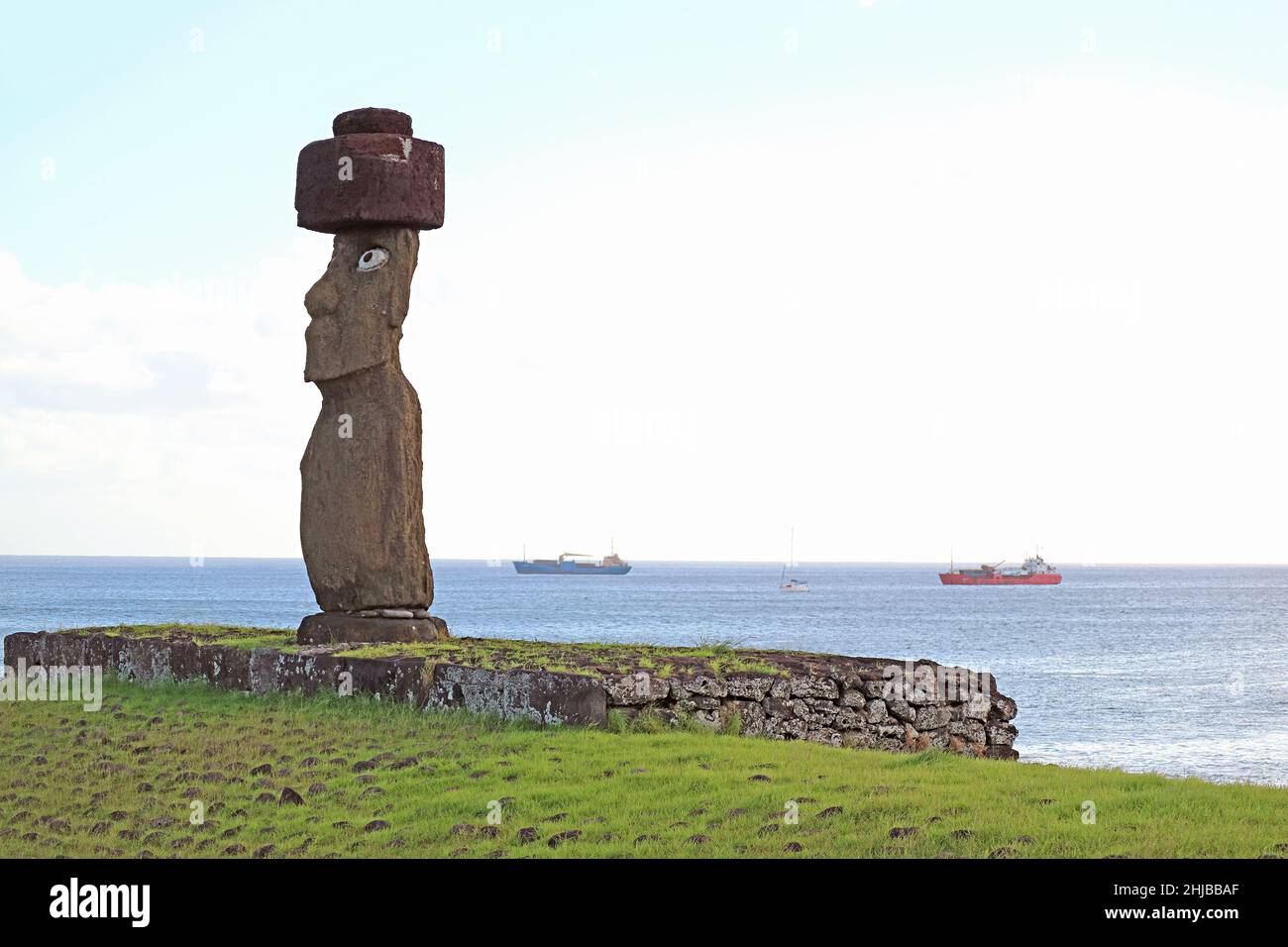 The Moai with Pukao (Hat) of Ahu Ko Te Riku Ceremonial Platform, with Pacific Ocean in the Backdrop,, Easter Island, Chile Stock Photo