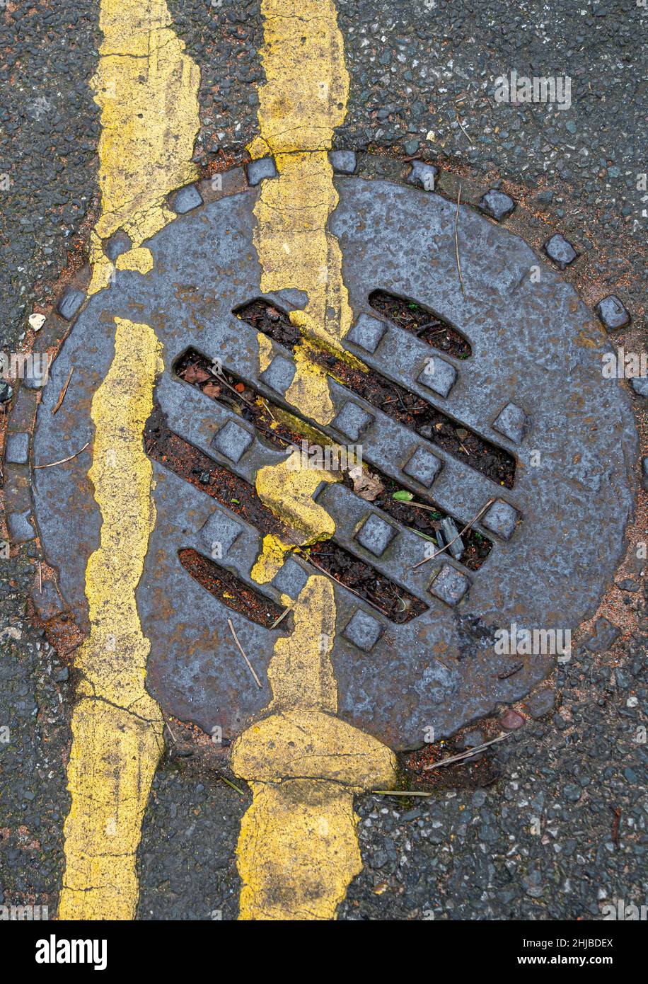 Drainage cover, manhole cover, yellow lines, cast iron cover, blocked