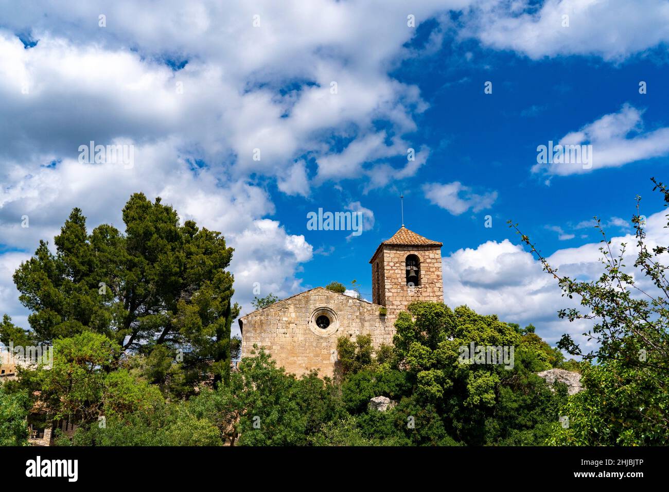 12th century romanesque church, Església de Santa Maria. The clifftop village of Siurana, in the municipality of the Cornudella de Montsant in the com Stock Photo