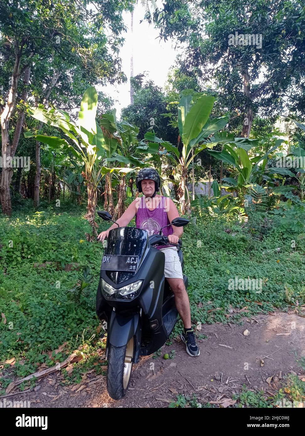 Uomo di liberazione arabo in casco e termo zaino in piedi vicino scooter  all'aperto Foto stock - Alamy