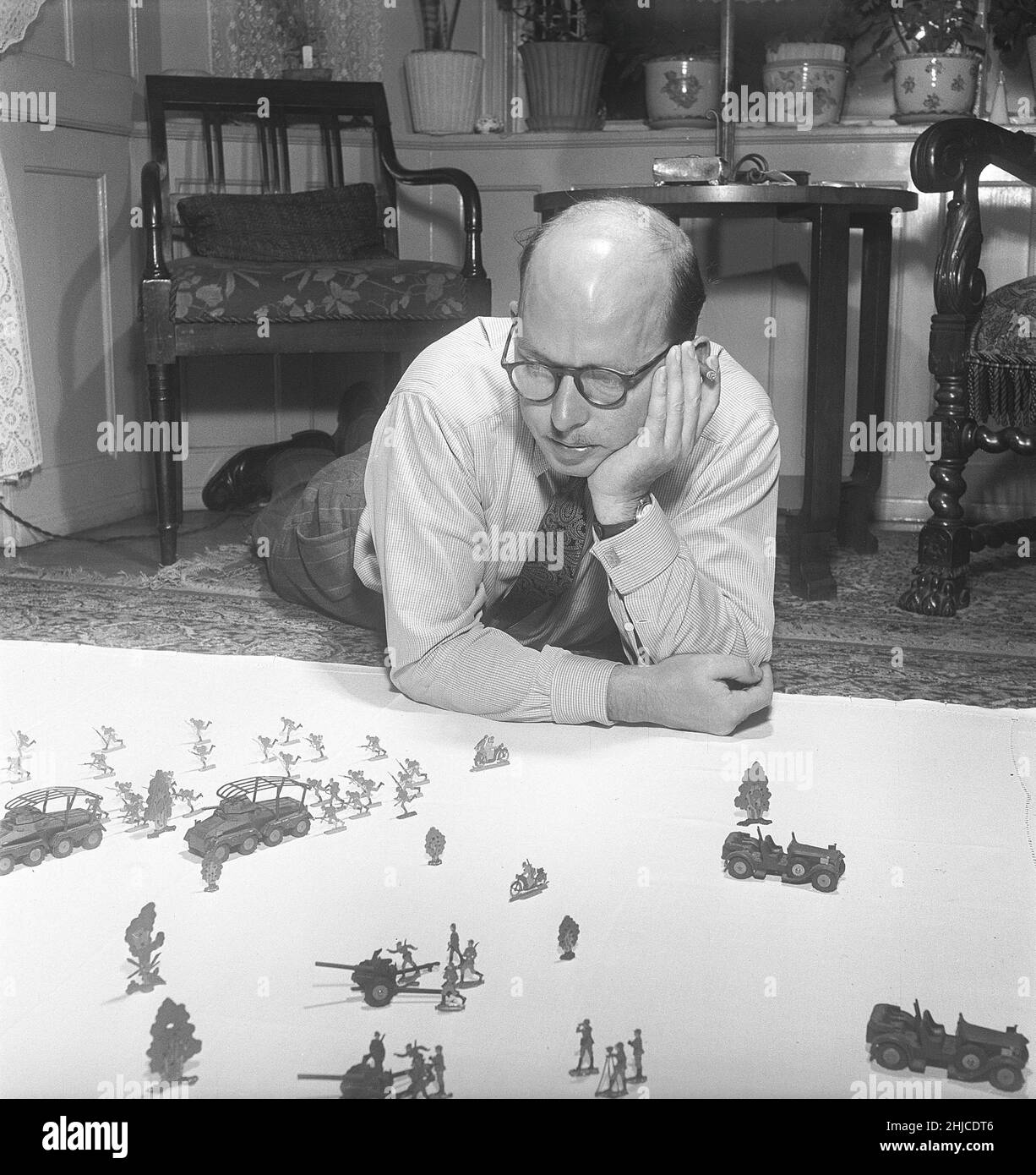 Tin soldiers in the 1950s. A member of the danish tin figure collectors with a his collection of tin soldiers and tin toys. Tin soldiers were a historic hobby often in themes. Tin was melted and poured into forms of the figures that when they had cooled off and taken out of the forms were painted carefully. 1952. Kristoffersson ref BE30-9 Stock Photo