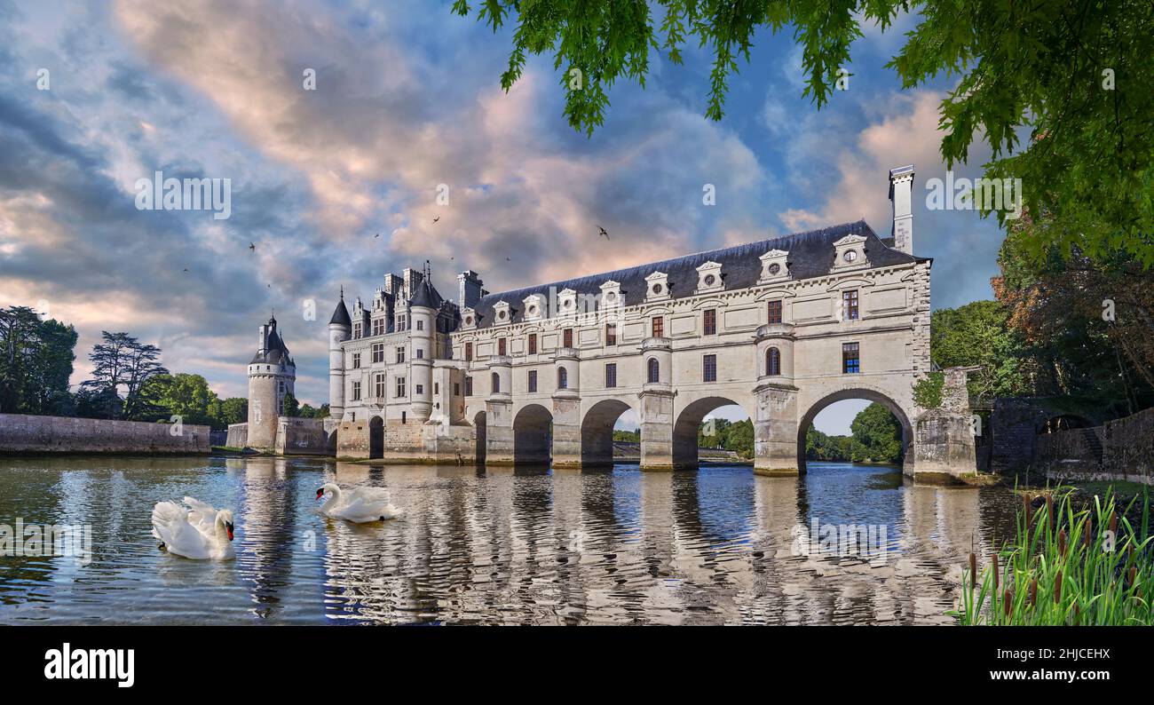 The Renaissance Chateau de Chenonceau spanning the river Cher, Indre-et-Loire, built in 1514–1522. The bridge over the river was built (1556-1559) to Stock Photo