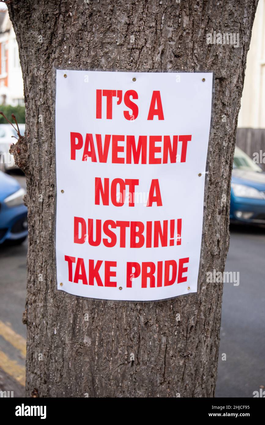 Homemade sign pinned to a tree to dissuade people from leaving rubbish around the area in Southend on Sea, Essex, UK. Location often with waste, trash Stock Photo