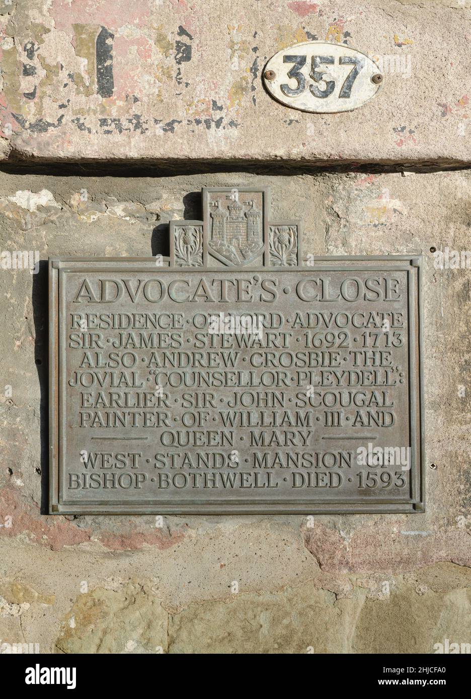 Plaque at Advocates Close off the Royal Mile or High Street Edinburgh, Scotland Stock Photo