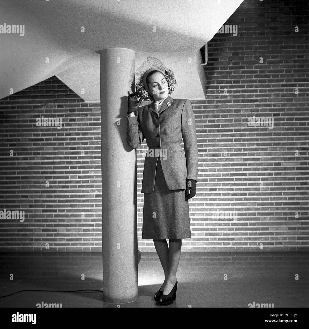 Women's fashion in the 1940s. A young woman in a typical 1940s outfit with a matching skirt and jacket. Sweden 1946 Kristoffersson Ref Y69-3 Stock Photo