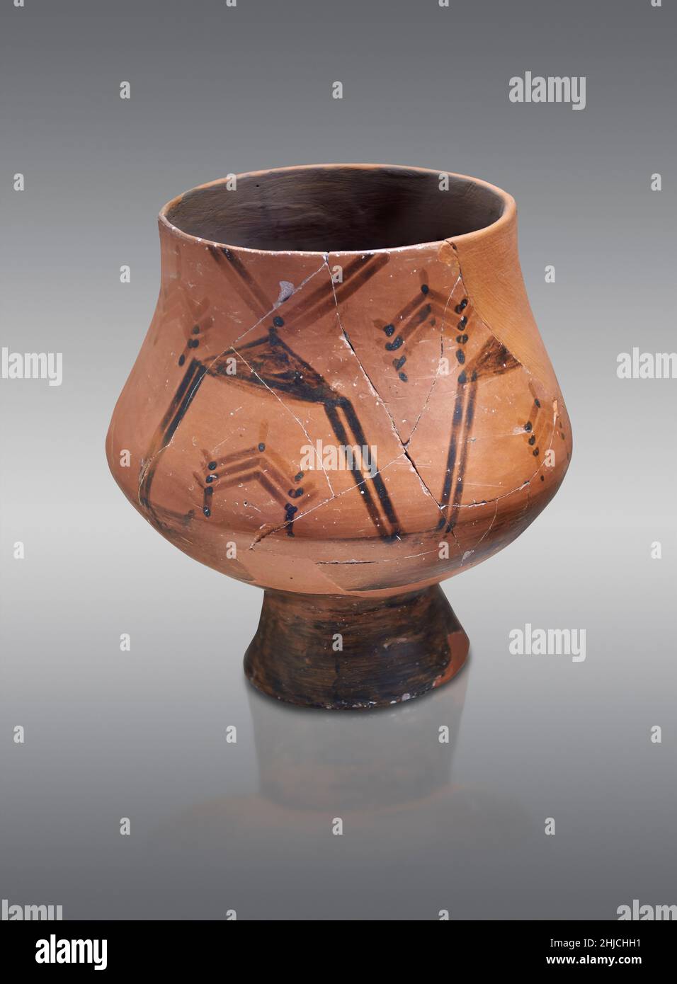 Ancient Helladic Greek pottery piriform jar with  with  geometric patterns, Tiryns, 5800-5300 BC. Nafplion Archaeological Museum.: Against grey backgr Stock Photo