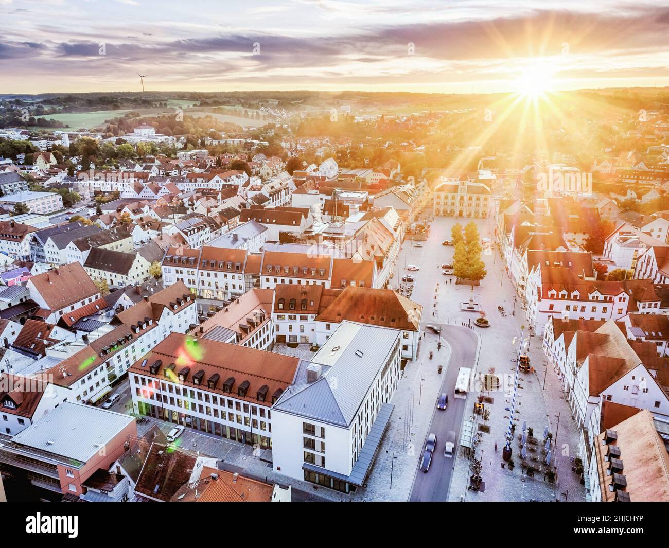 Luftaufnahme vom Kirchturm aus, Sonnenaufgang über dem Rathaus Pfaffenhofen Stock Photo