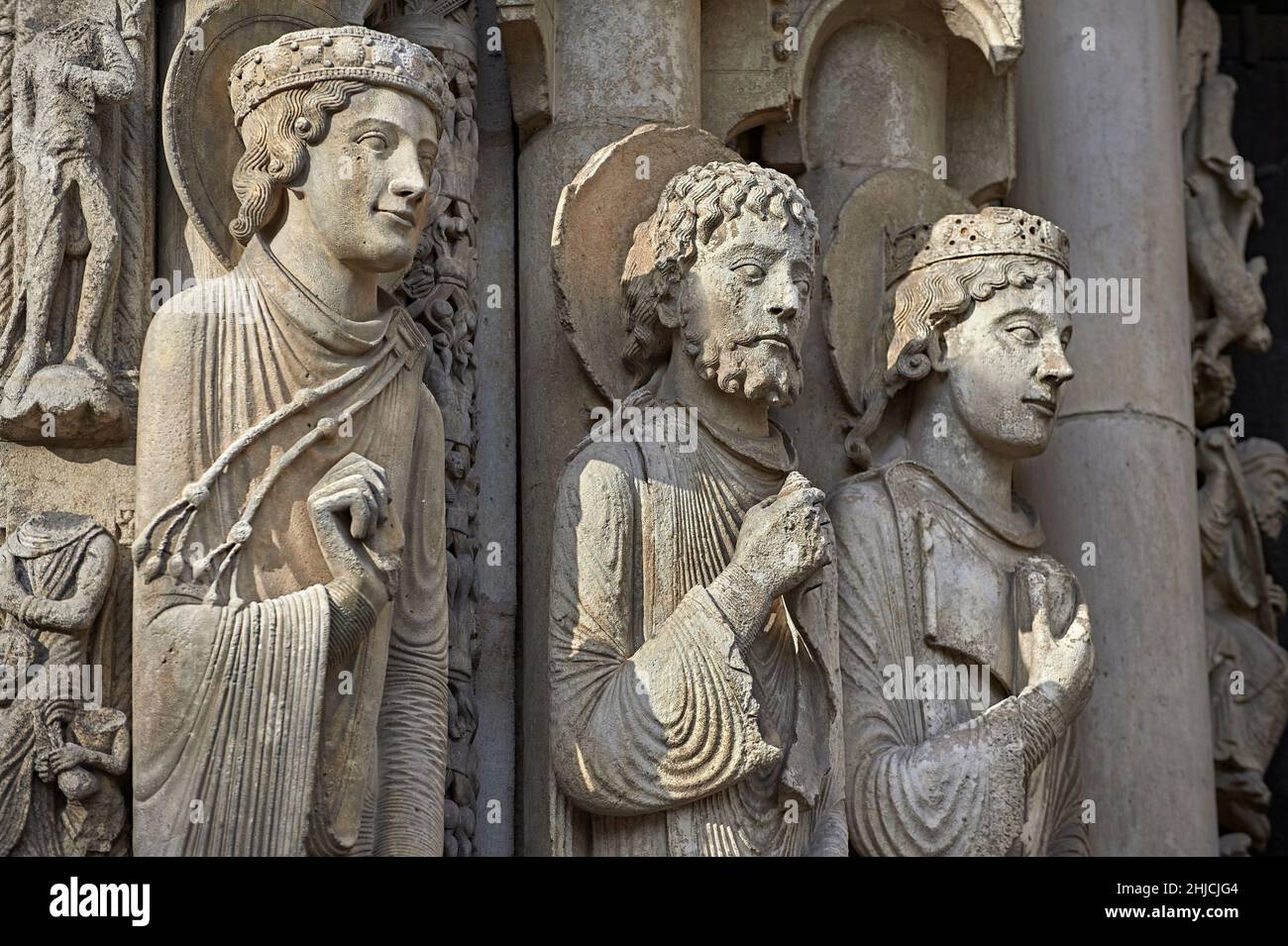 chartres-cathedral-gothic-statues-and-exterior-sculptures-of-the-west