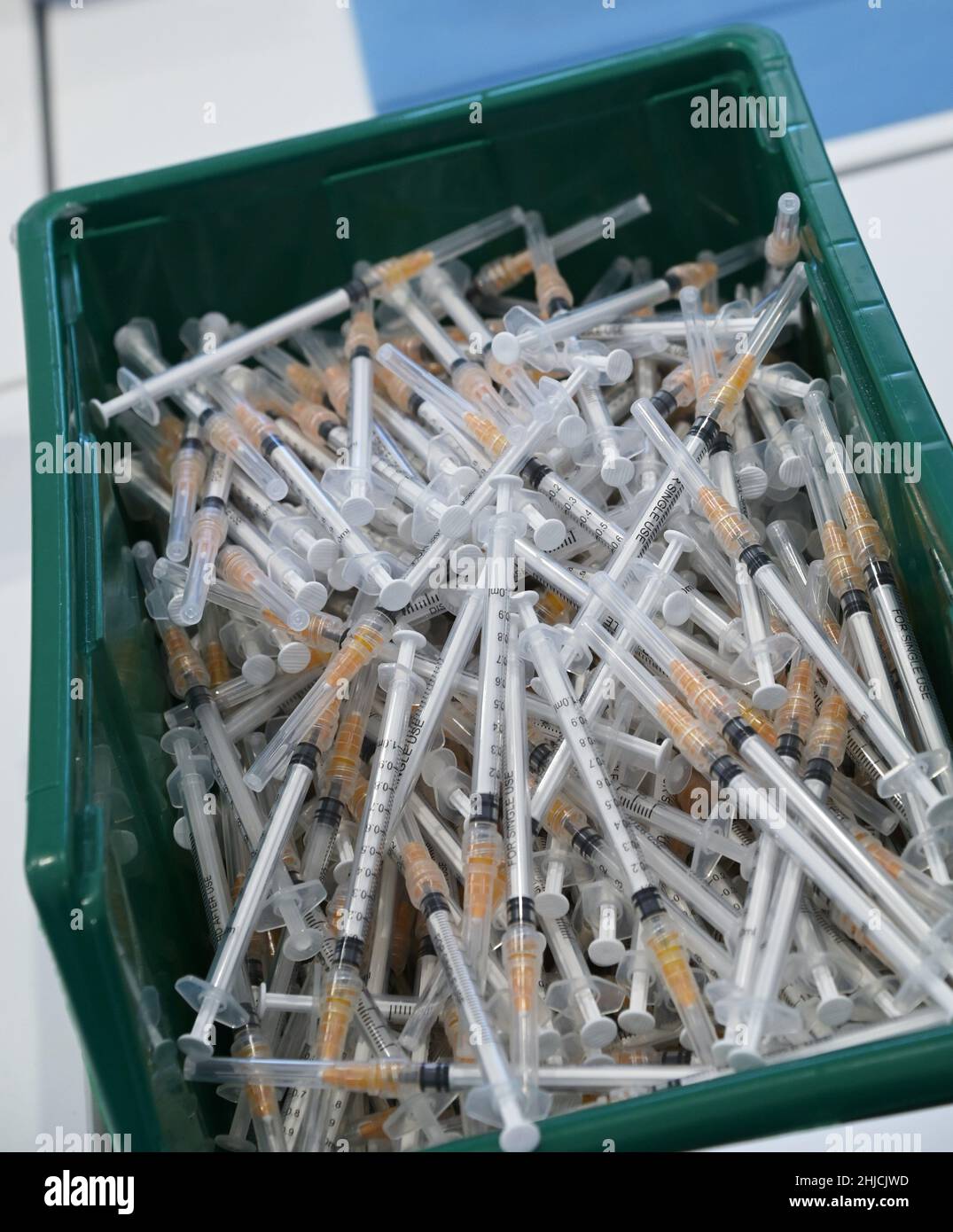 Gallarate, Italy. 28th Jan, 2022. Gallarate, Italy Opening to the public of the new massive vaccination center at the former military Air Force depot of Gallarate. From 31 January 2022 it will definitively replace the MalpensaFiere vaccination center. In the picture: syringes for preparing Covid vaccination doses Credit: Independent Photo Agency/Alamy Live News Stock Photo