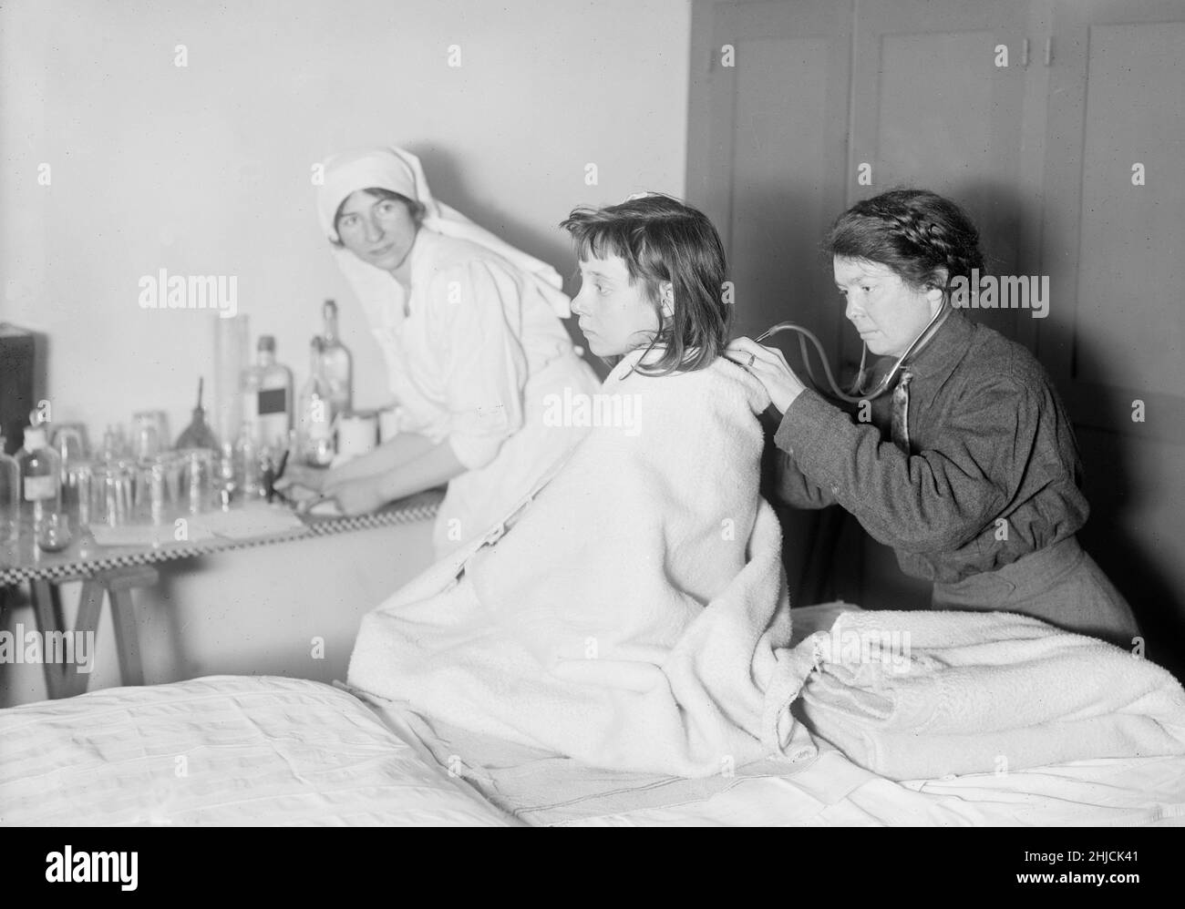 Examining an undernourished refugee child with tuberculosis in the dispensary at Rue Boissy d'Anglas, Paris. Stock Photo