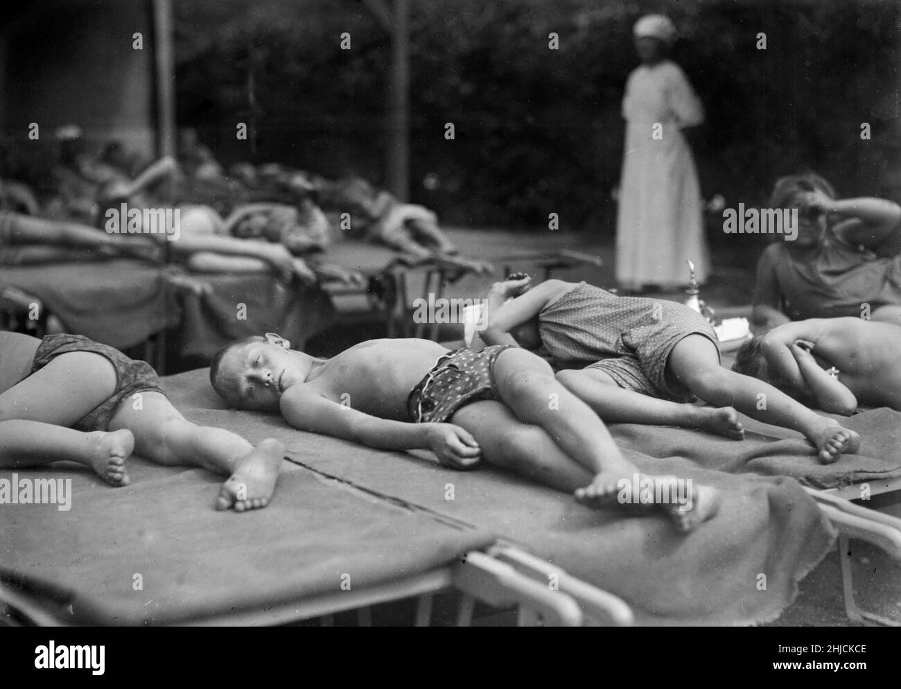 Children receiving sun baths to hasten their recovery from tuberculosis complaints in Vienna's Kinder Klinik, March 1920. Stock Photo