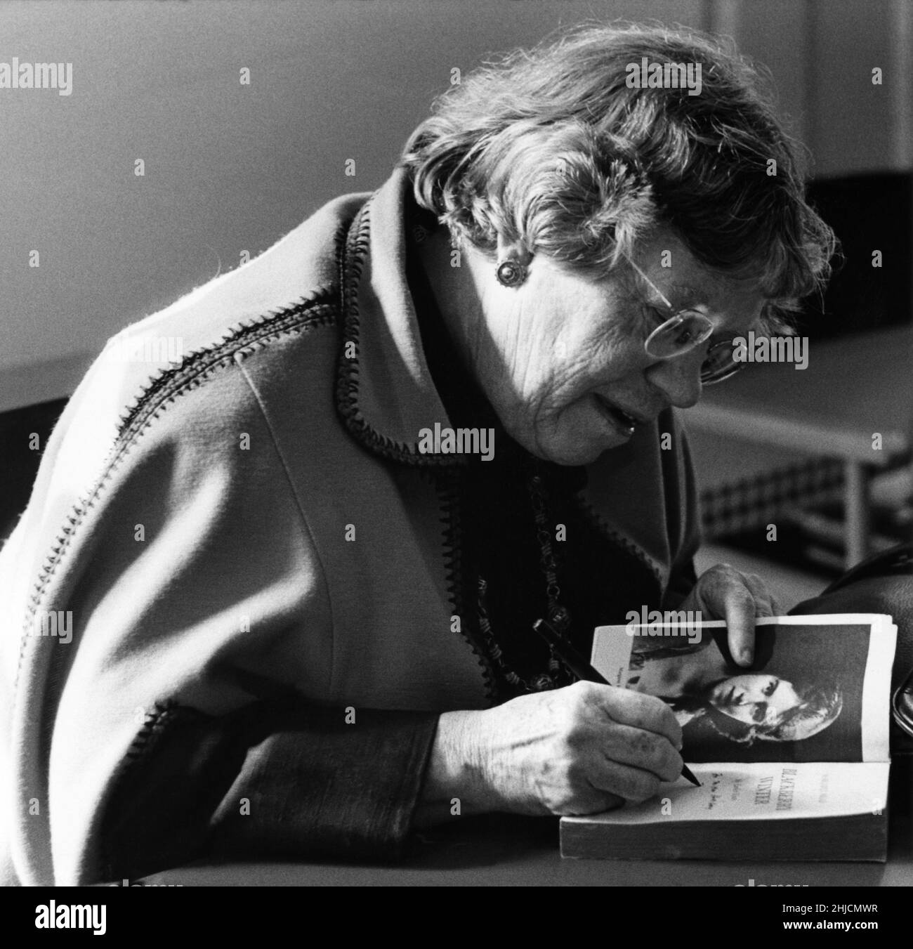 Margaret Mead in 1972 signing her book 'Blackberry Winter' . She was a famous American cultural anthropologist. (1901-1978) Stock Photo