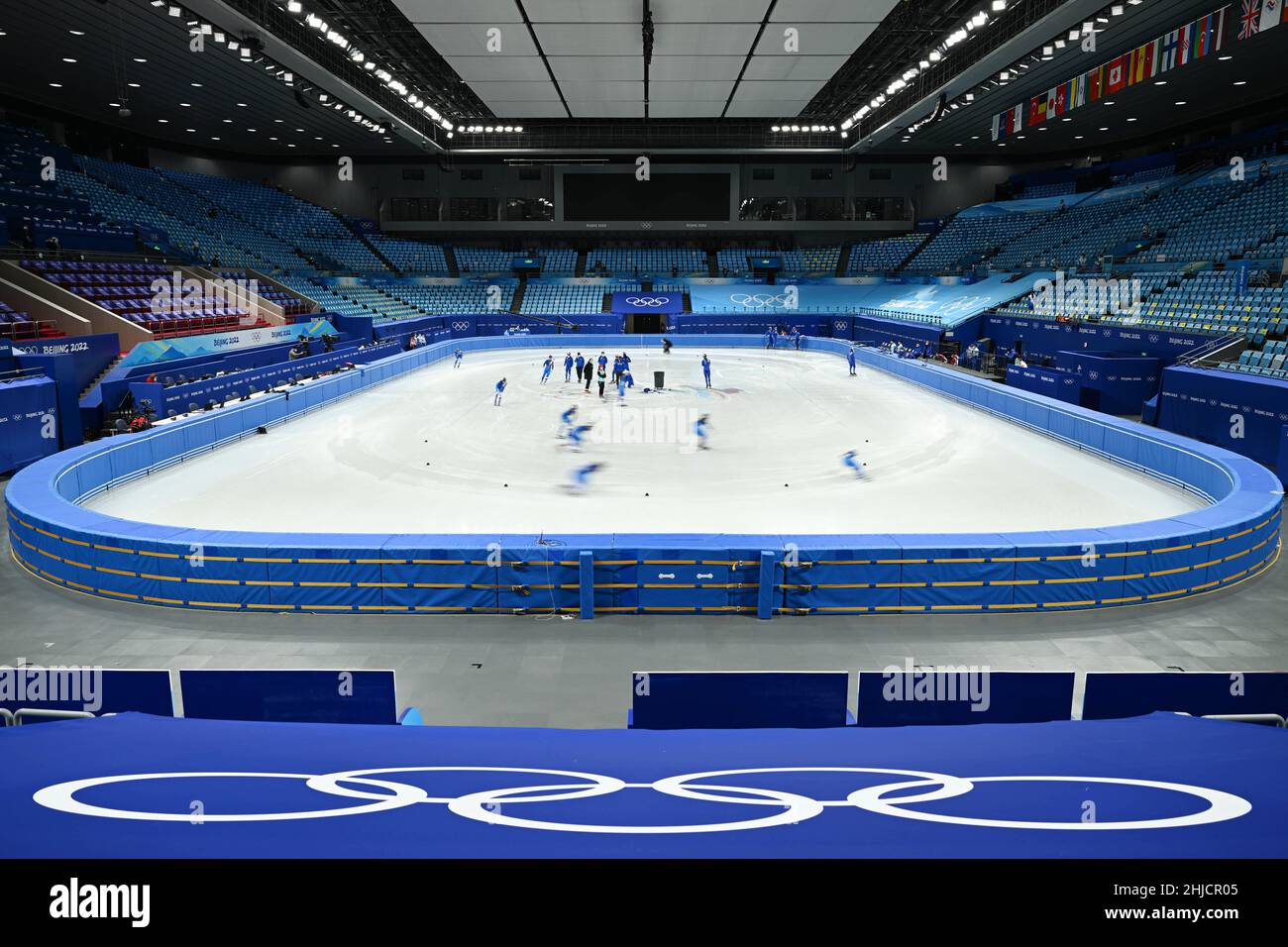 (220128) -- BEIJING, Jan. 28, 2022 (Xinhua) -- Ice skaters practise during a training session at Capital Indoor Stadium in Beijing, China, Jan, 28, 2022. (Xinhua/Ju Huanzong) Stock Photo