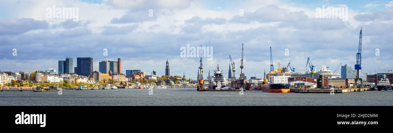 Panoramaaufnahme des Hamburger Hafens mit Blick auf Trockendocks und Elbphilharmonie Stock Photo