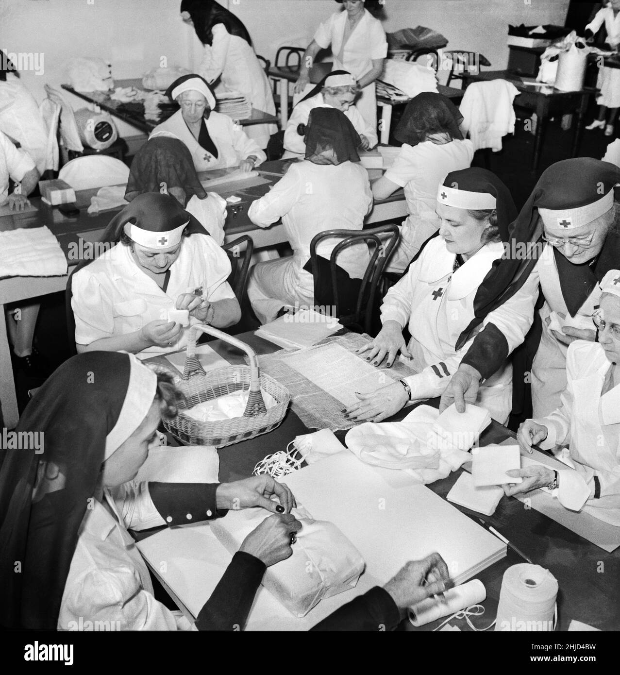 American Red Cross Women wrapping Bandages, San Francisco, California, USA, John Collier, Jr., U.S. Office of War Information/U.S. Farm Security Administration, December 1941 Stock Photo