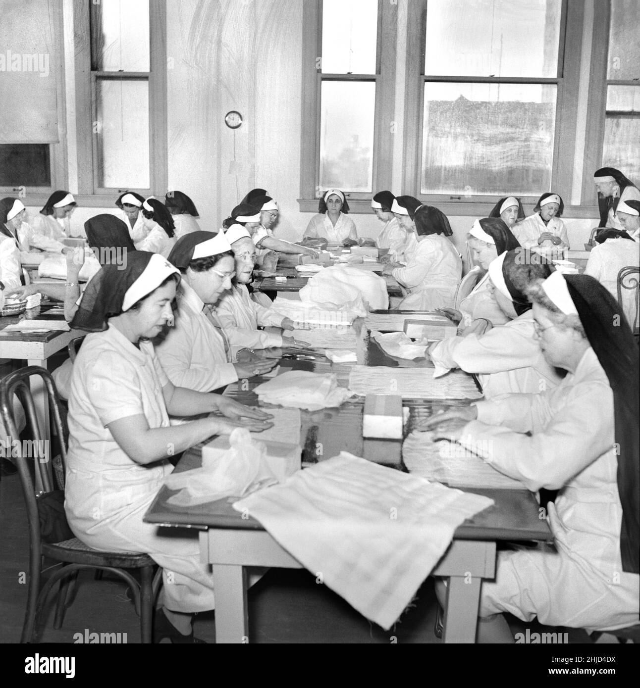 American Red Cross Women packaging Bandages, San Francisco, California, USA, John Collier, Jr., U.S. Office of War Information/U.S. Farm Security Administration, December 1941 Stock Photo