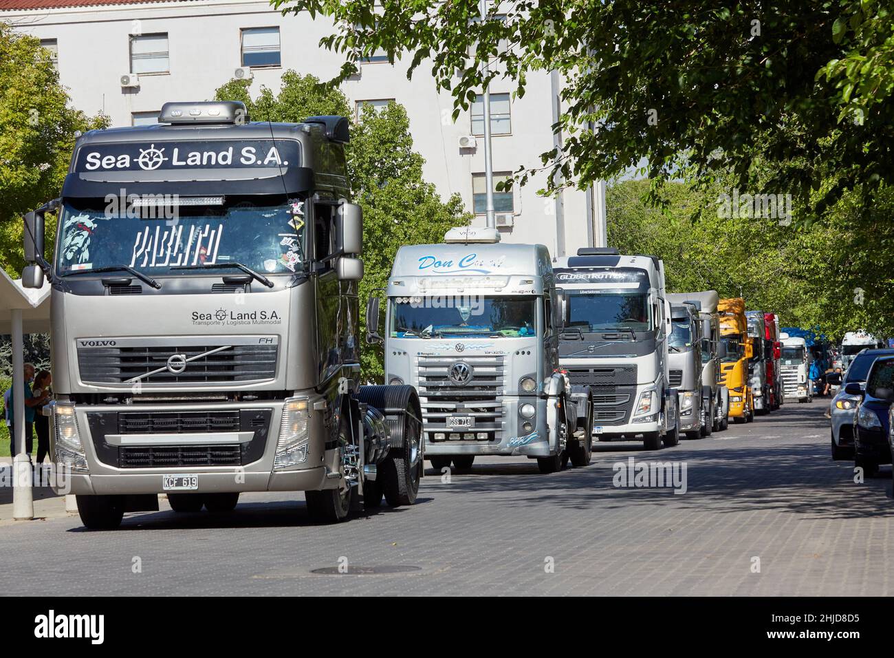 Mendoza, Argentina. 28th Jan, 2022. Numerous trucks drive through the city during a protest against the situation at the border crossing due to new Corona border controls in Chile. Thousands of trucks are parked on the Argentine side of the border crossing after all truck drivers are required to show a negative PCR test result and a negative rapid test result. The new measures on the part of the Chilean authorities have also led to congestion and protests by truck drivers at the border with Bolivia. Credit: Marcelo Aguilar/dpa/Alamy Live News Stock Photo