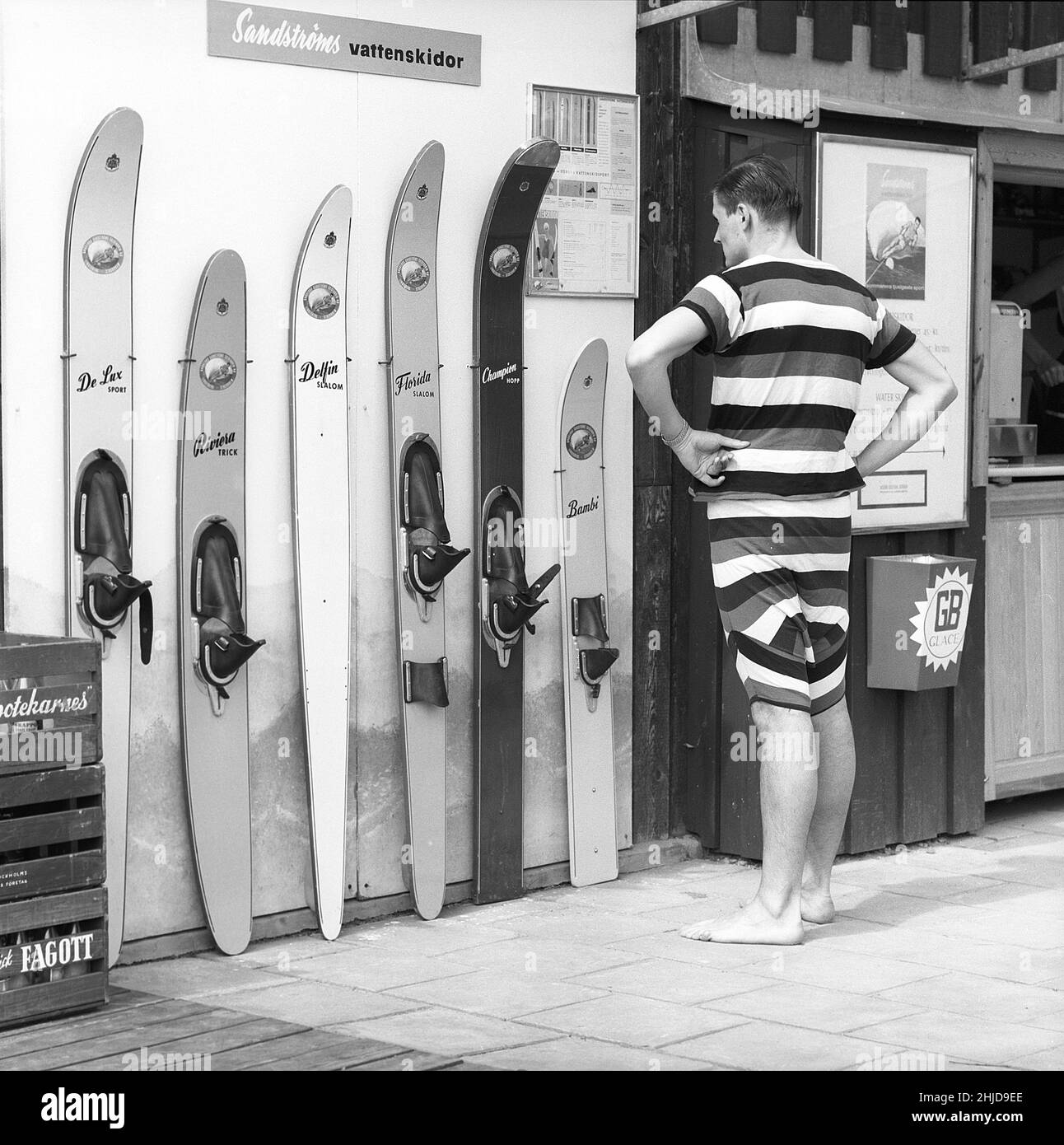 Vintage ski suit Black and White Stock Photos & Images - Alamy