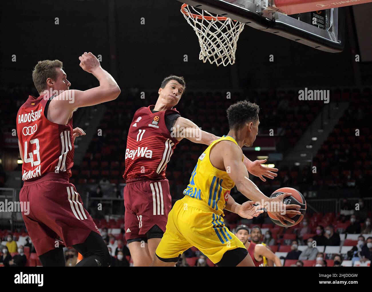 Muenchen, Germany (DE), 28 January, 2022. Pictured left to right, Leon Radosevic (FC Bayern Basketball), Vladimir Lucic (FC Bayern Basketball), Maodo Lo (Alba Berlin) Zweikampf, Aktion, action, battle for the ball at the Basketball Euroleague, FC Bayern Muenchen - Alba Berlin. Credit: Eduard Martin/Alamy Live News Stock Photo
