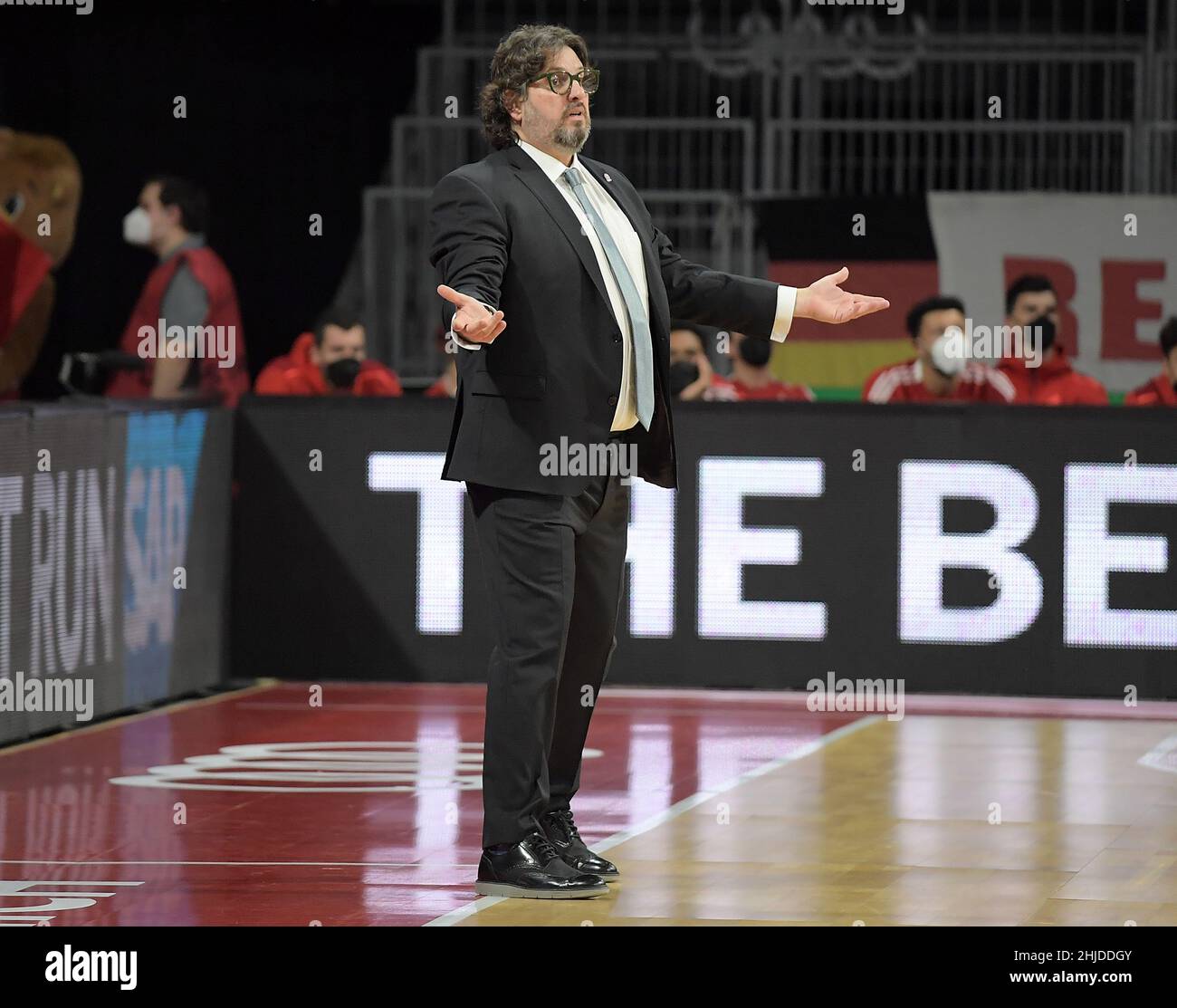 Muenchen, Germany (DE), 28 January, 2022. Pictured left to right, Cheftrainer Andrea Trinchieri (FC Bayern Basketball) gibt Anweisungen, gestikuliert mit den Armen, gesticulate, gives instructions at the Basketball Euroleague, FC Bayern Muenchen - Alba Berlin. Credit: Eduard Martin/Alamy Live News Stock Photo