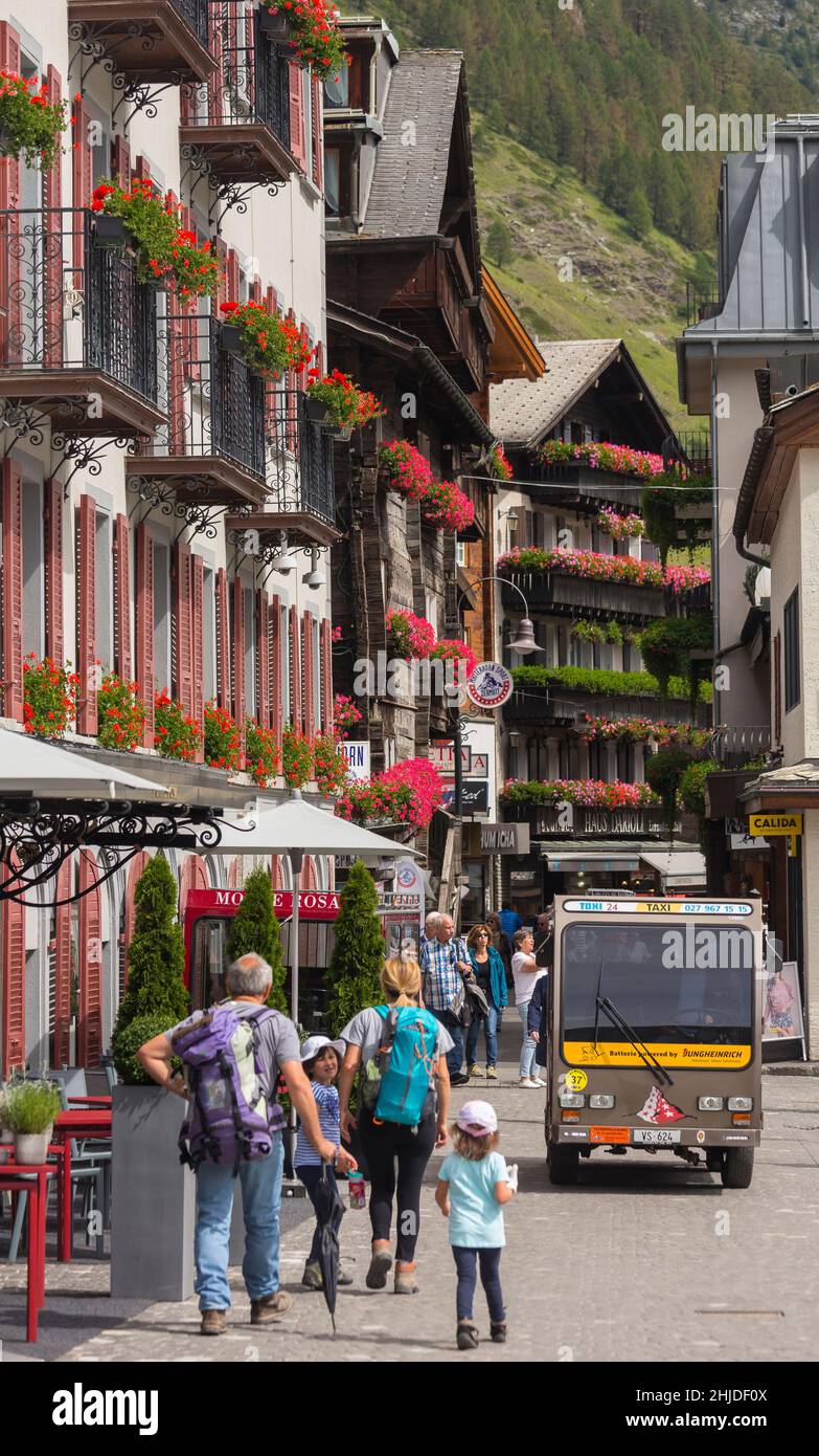 Switzerland (people or tourists) hi-res stock photography and images - Alamy