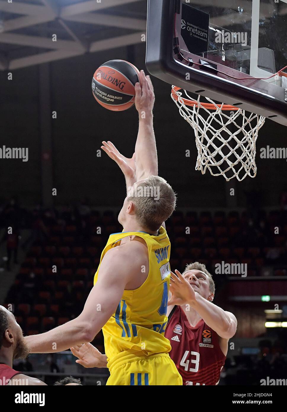 Muenchen, Germany (DE), 28 January, 2022. Pictured left to right, Luke Sikma (Alba Berlin), Leon Radosevic (FC Bayern Basketball) at the Basketball Euroleague, FC Bayern Muenchen - Alba Berlin. Credit: Eduard Martin/Alamy Live News Stock Photo