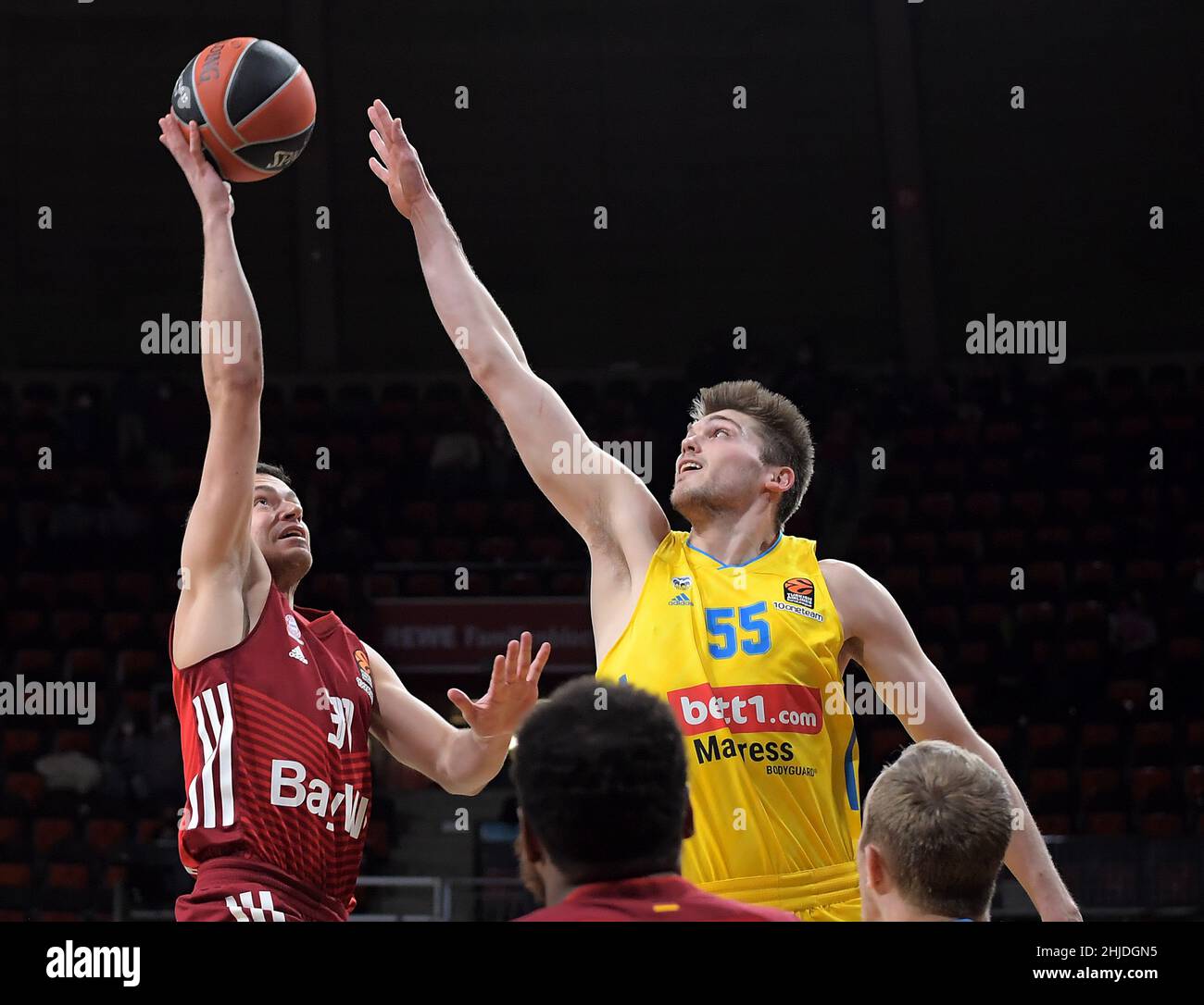Muenchen, Germany (DE), 28 January, 2022. Pictured left to right, Zan Mark Sisko (FC Bayern Basketball), Ben Lammers (Alba Berlin) Zweikampf, Aktion, action, battle for the ball at the Basketball Euroleague, FC Bayern Muenchen - Alba Berlin. Credit: Eduard Martin/Alamy Live News Stock Photo