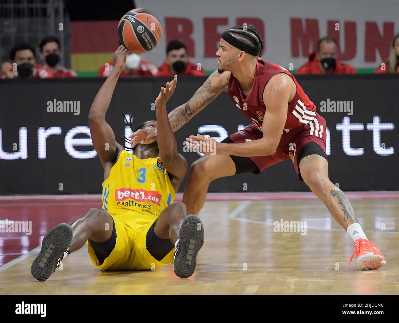 Muenchen, Germany (DE), 28 January, 2022. Pictured left to right, Jaleen Smith (Alba Berlin), Nick Weiler-Babb (FC Bayern Basketball) Zweikampf, Aktion, action, battle for the ball at the Basketball Euroleague, FC Bayern Muenchen - Alba Berlin. Credit: Eduard Martin/Alamy Live News Stock Photo