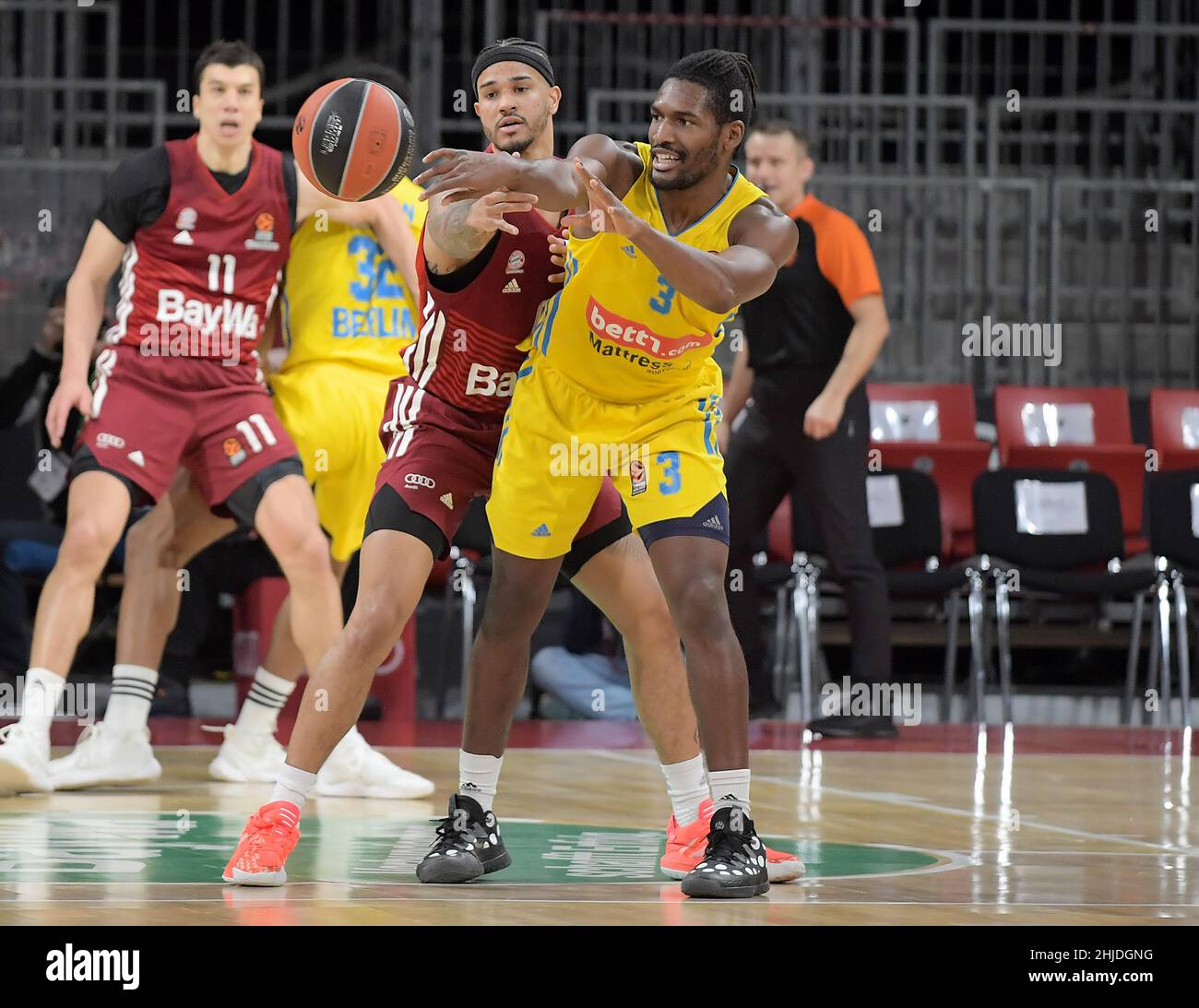 Muenchen, Germany (DE), 28 January, 2022. Pictured left to right, Nick Weiler-Babb (FC Bayern Basketball), Jaleen Smith (Alba Berlin) Zweikampf, Aktion, action, battle for the ball at the Basketball Euroleague, FC Bayern Muenchen - Alba Berlin. Credit: Eduard Martin/Alamy Live News Stock Photo