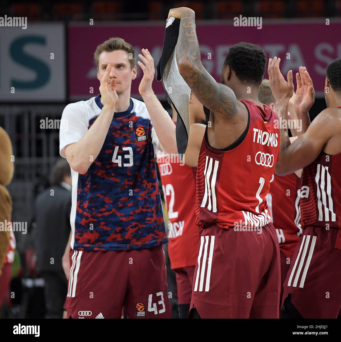 Muenchen, Germany (DE), 28 January, 2022. Pictured left to right, Mannschaft, Spieler, jubeln nach Spielende, celebrate at the end of the match at the Basketball Euroleague, FC Bayern Muenchen - Alba Berlin. Credit: Eduard Martin/Alamy Live News Stock Photo