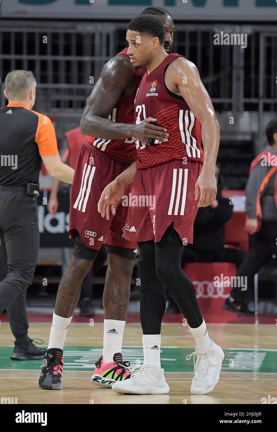 Muenchen, Germany (DE), 28 January, 2022. Pictured left to right, Mannschaft, Spieler, jubeln nach Spielende, celebrate at the end of the match at the Basketball Euroleague, FC Bayern Muenchen - Alba Berlin. Credit: Eduard Martin/Alamy Live News Stock Photo