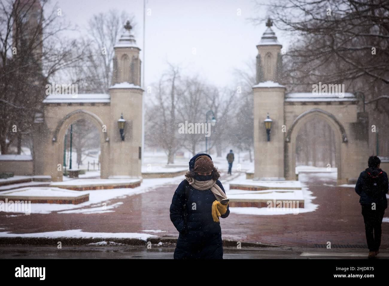 BLOOMINGTON, UNITED STATES - 2022/01/28: Snow falls at the Sample Gates on  Kirkwood Avenue on January 28, 2022, in Bloomington, Ind. (Photo by Jeremy  Hogan/The Bloomingtonian Stock Photo - Alamy