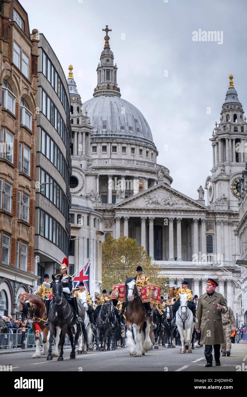 UK, London. Cavalry horsemen of the Life Guards - official guards to the Queen at the Lord Mayors Show, 2021. St. Paul's cathedral as a backdrop. Stock Photo