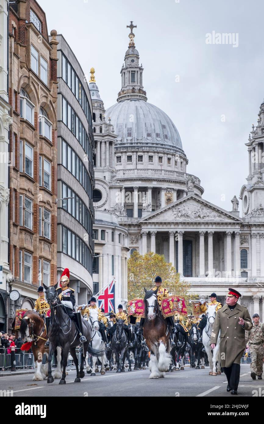 UK, London. Cavalry horsemen of the Life Guards - official guards to the Queen at the Lord Mayors Show, 2021. St. Paul's cathedral as a backdrop. Stock Photo