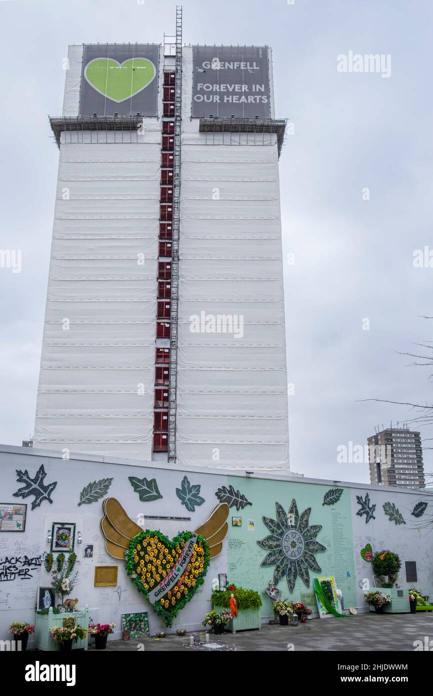 Grenfell Tower and Memorial Wall, commemorating those who died in the fire of June 2017 as a result of aluminium cladding, North Kensington, London Stock Photo
