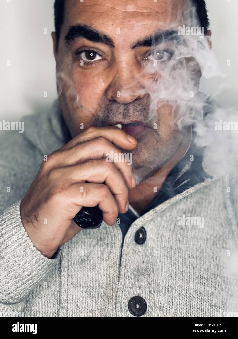 cigarette vertical Cigarette vertical hi-res stock photography and images