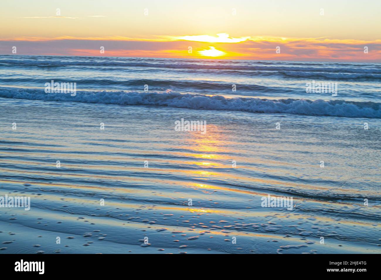 Torrey Pines State Beach La Jolla, California, USA. 28th Jan 2022. January 28, 2022: The sunset at Torrey Pines State Beach La Jolla, California on Friday, January 28th, 2022. The sunset included people, cliffs, rocks, and a blimp. The state beach also had parking for the nearby Farmers Insurance Open golf tournament. (Credit Image: © Rishi DekaZUMA Press Wire) Credit: ZUMA Press, Inc./Alamy Live News Stock Photo